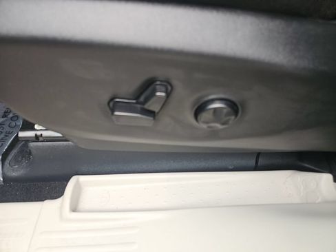 Used 2024 Chrysler Pacifica Touring-L FWD image 28