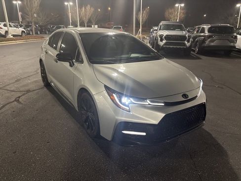 Used 2022 Toyota Corolla SE image 3