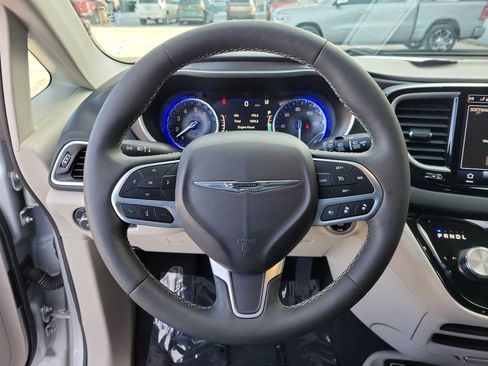 Used 2024 Chrysler Pacifica Touring-L image 21