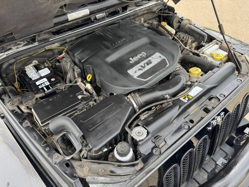 Used 2015 Jeep Wrangler Unlimited Sahara w/ Katzkin Premium Leather Group image 25