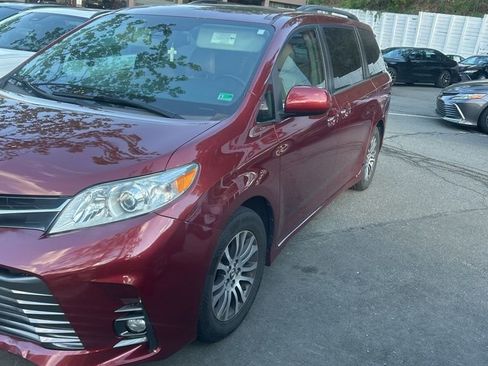 Used 2018 Toyota Sienna XLE FWD image 1