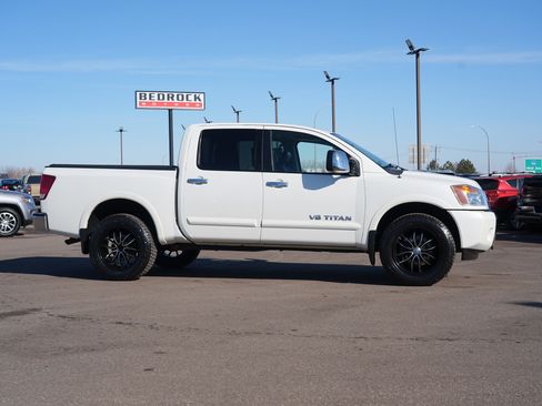 Used 2015 Nissan Titan SL w/ SL Moonroof Package image 2