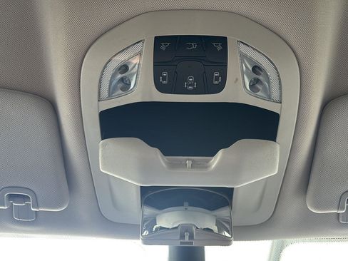 Used 2023 Chrysler Pacifica Touring-L image 32
