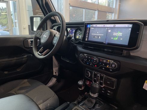 Used 2024 Jeep Wrangler Unlimited AWD/4WD image 32