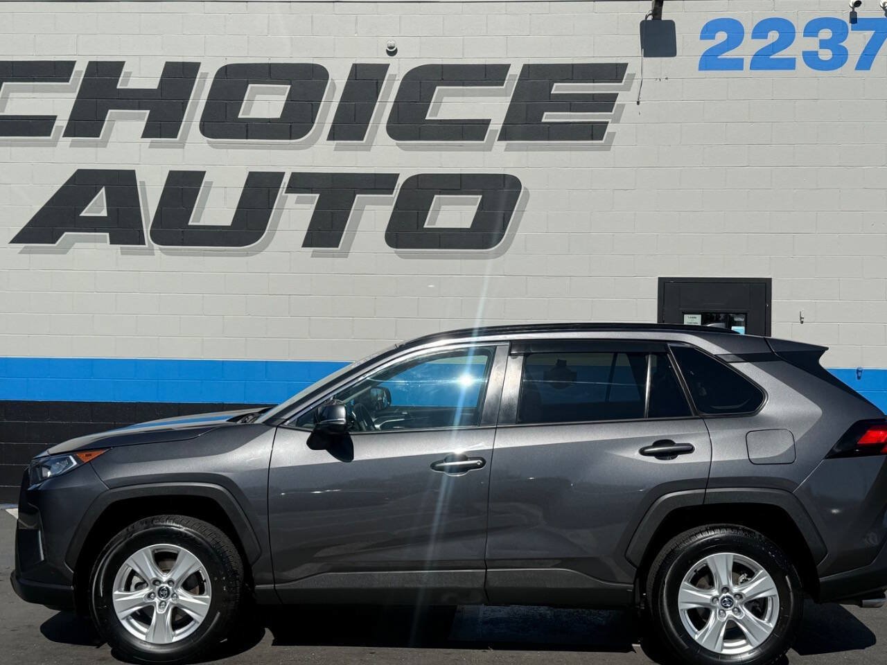 Used 2021 Toyota RAV4 XLE w/ Convenience Package FWD image 26