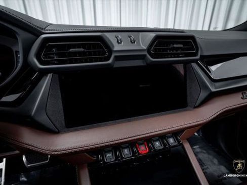 Used 2025 Lamborghini Urus SE AWD/4WD image 29