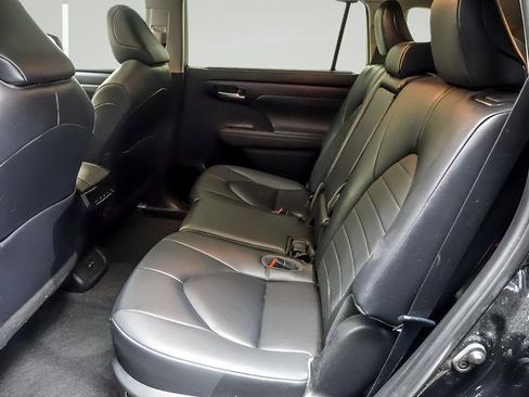 Used 2023 Toyota Highlander XLE image 11