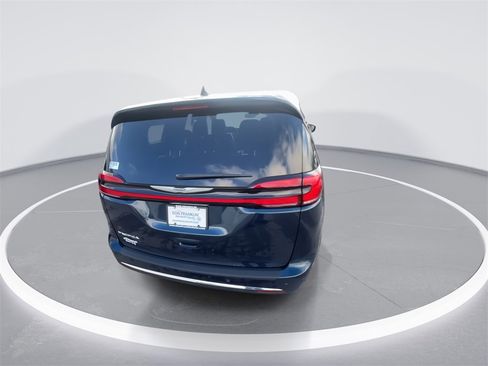 Used 2024 Chrysler Pacifica Touring-L image 7