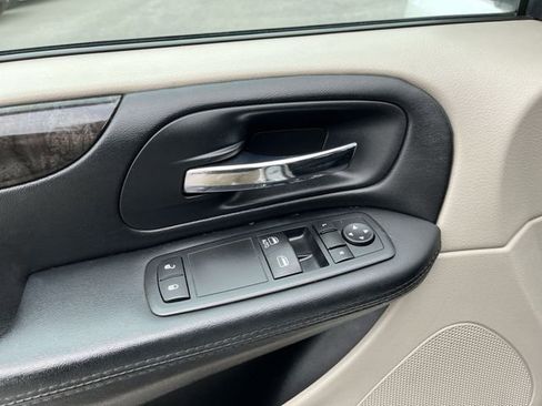 Used 2017 Dodge Grand Caravan SE FWD image 17