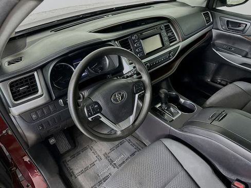 Used 2018 Toyota Highlander LE w/ Carpet Mat Package (TMS) AWD/4WD image 2