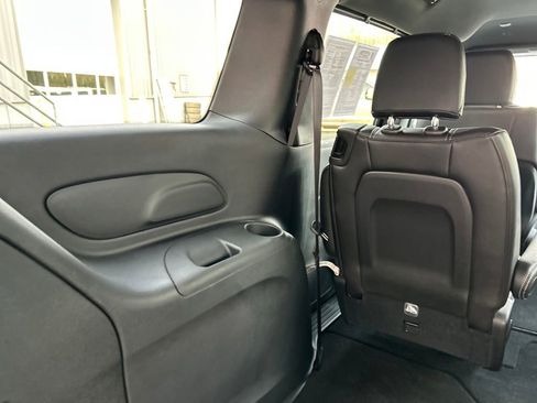 Used 2025 Chrysler Pacifica Select image 28