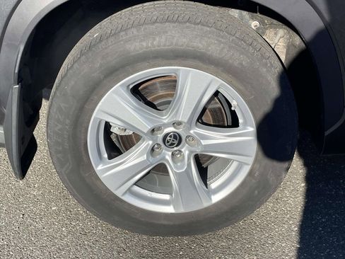 Used 2020 Toyota Highlander LE image 9