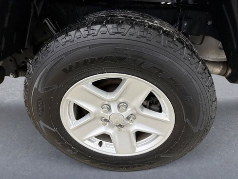 Used 2021 Jeep Gladiator Sport image 19