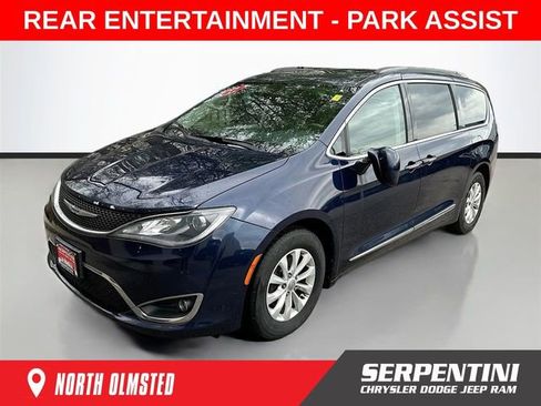 Used 2017 Chrysler Pacifica Touring-L FWD image 1