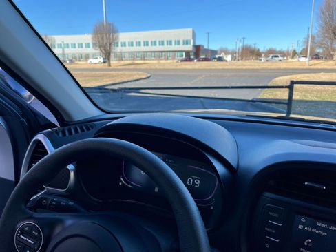 Used 2025 Kia Soul LX w/ LX Technology Package image 32