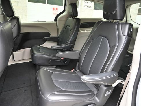 Used 2024 Chrysler Pacifica Touring-L FWD image 14