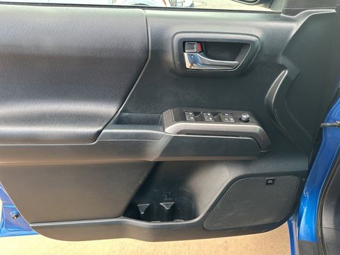 Used 2017 Toyota Tacoma TRD Off-Road image 17