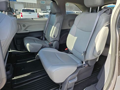 Used 2021 Toyota Sienna XLE AWD/4WD image 27