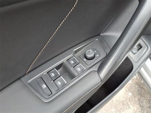 Used 2022 Volkswagen Tiguan SE image 11