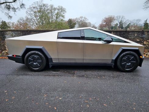 Used 2025 Tesla Cybertruck AWD Crew Cab image 10