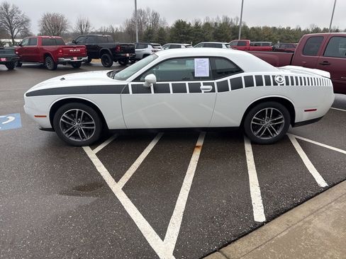 Used 2019 Dodge Challenger SXT image 6