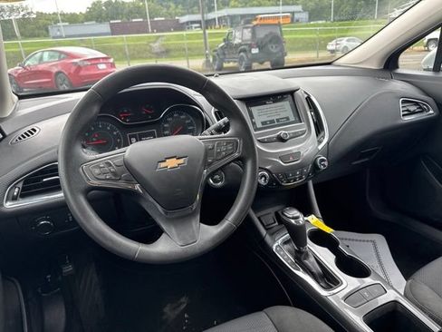Used 2018 Chevrolet Cruze LT w/ Convenience Package FWD image 12