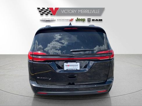 Used 2025 Chrysler Pacifica Limited FWD image 4