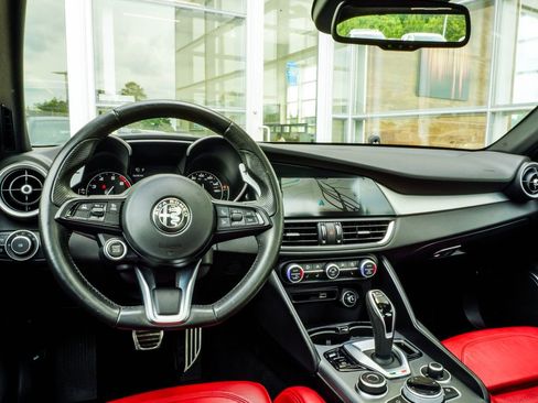 Used 2023 Alfa Romeo Giulia Veloce AWD/4WD image 15