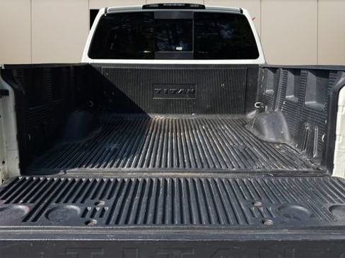 Used 2018 Nissan Titan SV w/ SV Convenience Package RWD image 5