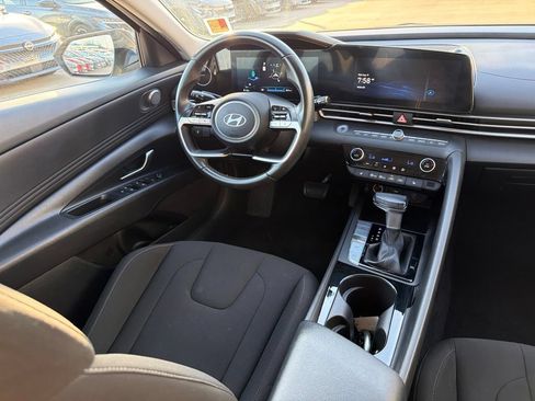 Used 2025 Hyundai Elantra SEL FWD image 19