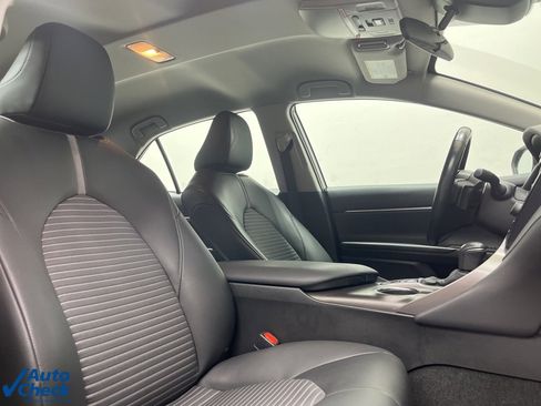 Used 2022 Toyota Camry SE image 17