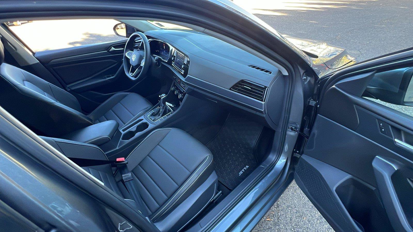 Certified 2024 Volkswagen Jetta SE FWD image 18