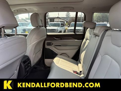 Used 2022 Jeep Grand Cherokee Overland AWD/4WD image 19