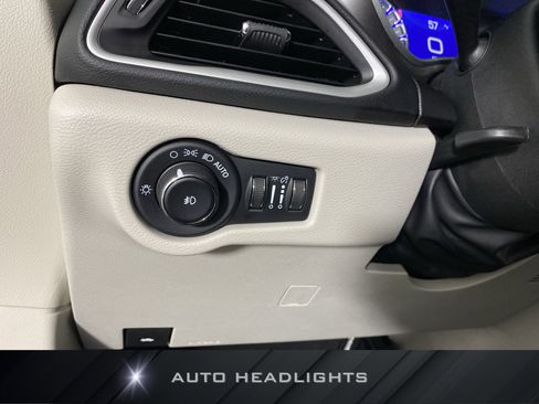 Used 2023 Chrysler Pacifica Touring-L image 24