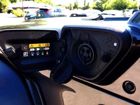 Used 2023 Jeep Wrangler Unlimited w/ Cold Weather Group AWD/4WD image 12
