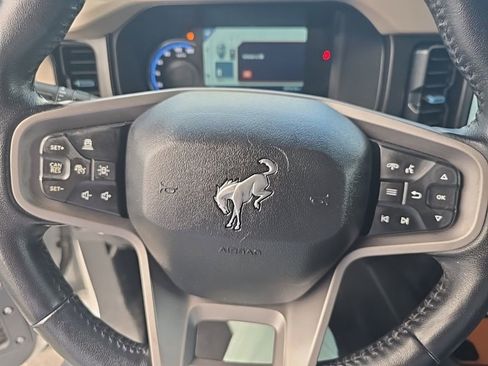 Used 2023 Ford Bronco Wildtrak image 2