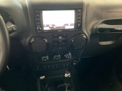 Used 2017 Jeep Wrangler Unlimited Sahara AWD/4WD image 15