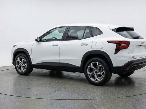 Used 2025 Chevrolet Trax LT FWD image 6