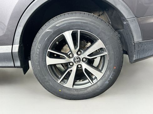 Used 2018 Toyota RAV4 XLE FWD image 11