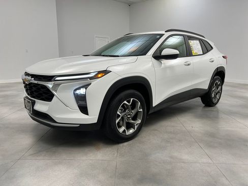 Used 2025 Chevrolet Trax LT w/ LT Convenience Package image 3