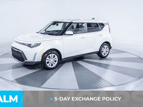 Used 2025 Kia Soul LX image 3