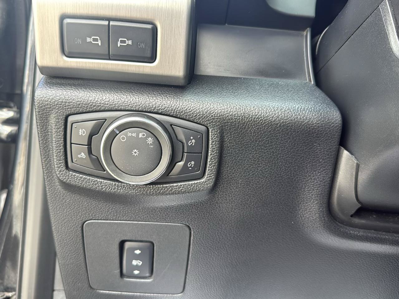 Used 2015 Ford F150 Platinum w/ Equipment Group 701A Luxury AWD/4WD image 45