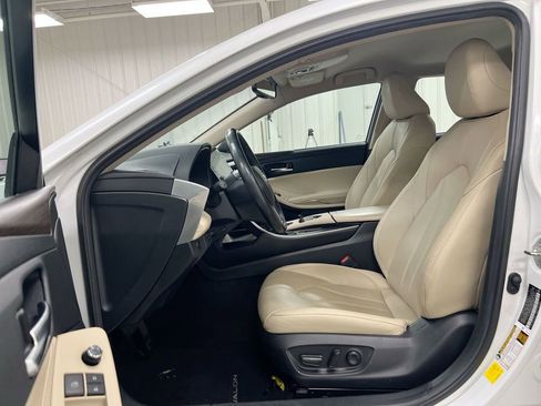 Used 2020 Toyota Avalon XLE w/ Carpet Mat Package image 19