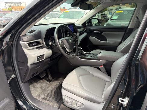 Used 2023 Toyota Highlander XLE AWD/4WD image 2