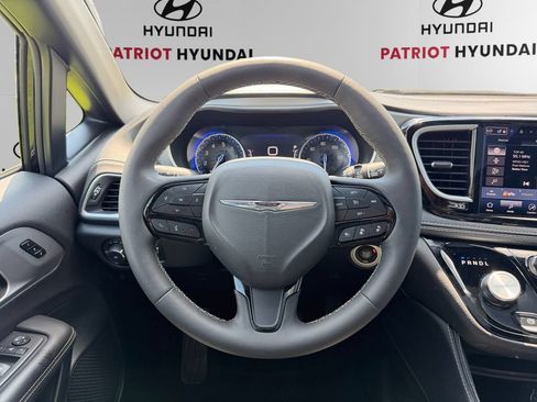 Used 2025 Chrysler Pacifica Limited FWD image 12