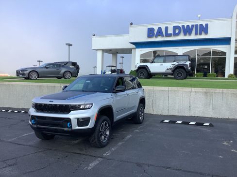 Used 2022 Jeep Grand Cherokee Trailhawk AWD/4WD image 3