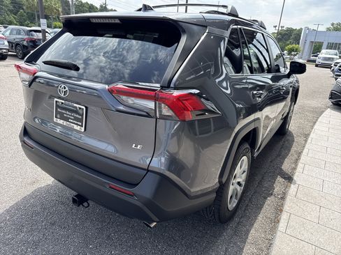 Used 2021 Toyota RAV4 LE FWD image 4