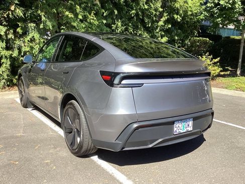Used 2026 Tesla Model Y AWD image 11