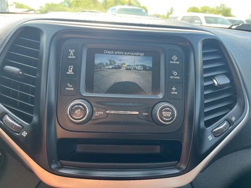 Used 2018 Jeep Cherokee Latitude AWD/4WD image 14
