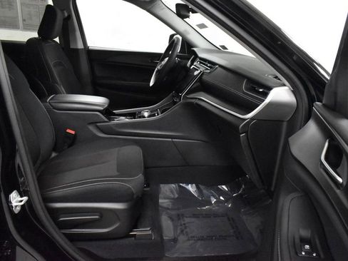 Used 2023 Jeep Grand Cherokee Laredo w/ Luxury Tech Group I image 13